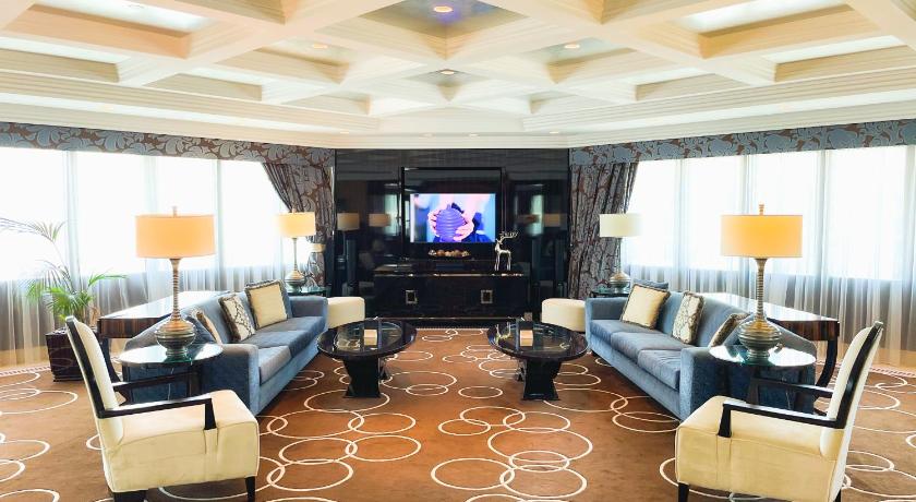 Mövenpick Grand Al Bustan - image 2