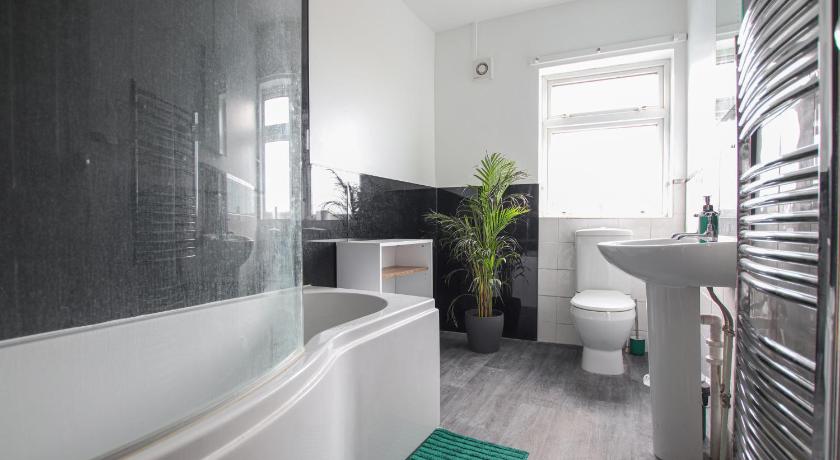 Contemporary Home in Friendly Easton, Free Parking photo