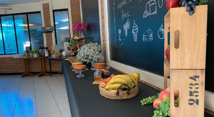 a wooden table topped with a bunch of bananas, Hotel St. Daniel in Guarulhos