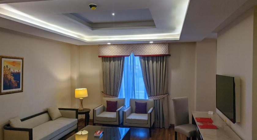 Image of 1 King Bed, Junior Suite, Non-Smoking 3
