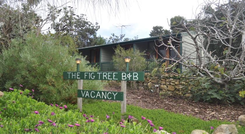 a green street sign sitting on top of a lush green field, The Fig Tree B&B in Kangaroo Island