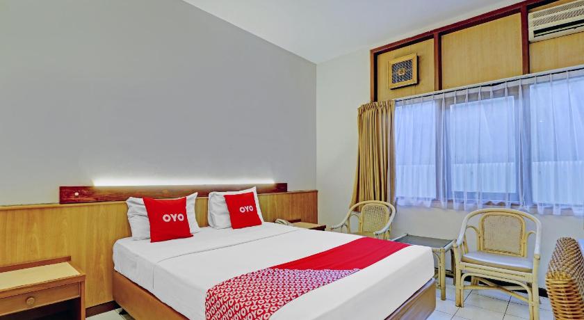 a hotel room with two beds and a desk, Super OYO Flagship 90658 Hotel Asteria in Bandung