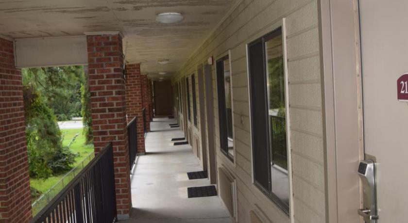 Value Inn - Livonia photo