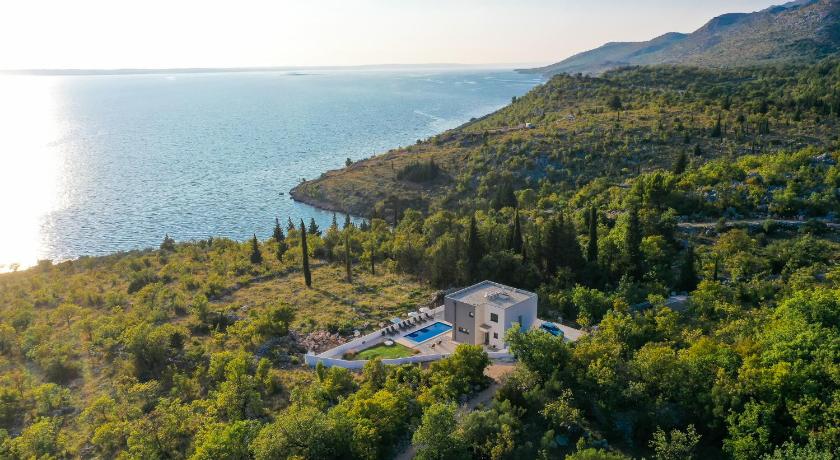 Royal Promons — Hotel in Starigrad