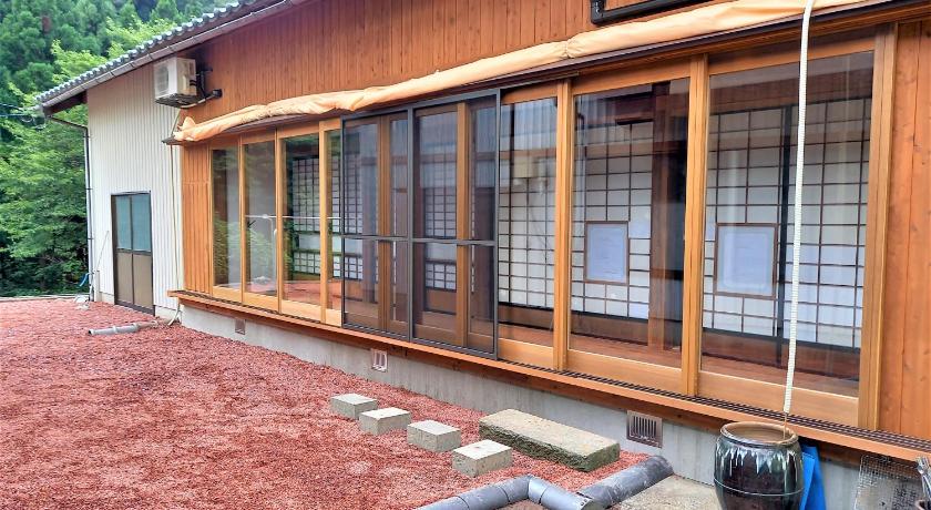 a kitchen with a fire hydrant and a window, Farm Stay Ichirobee in Fukui