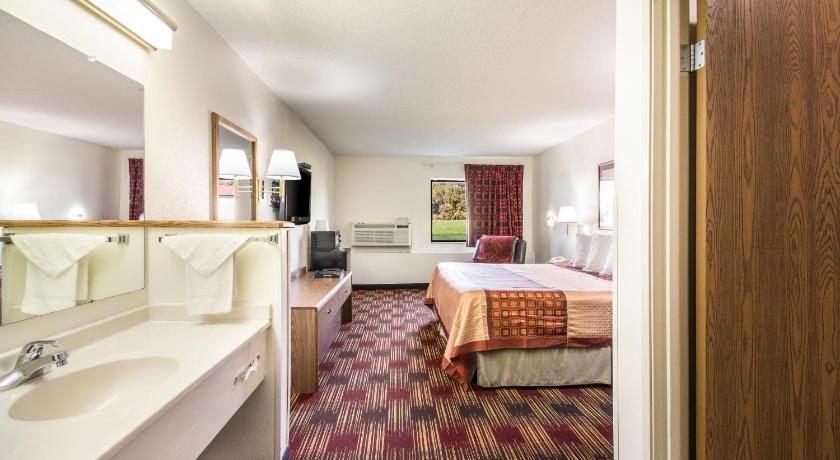 Americas Best Value Inn & Suites Harrisonville