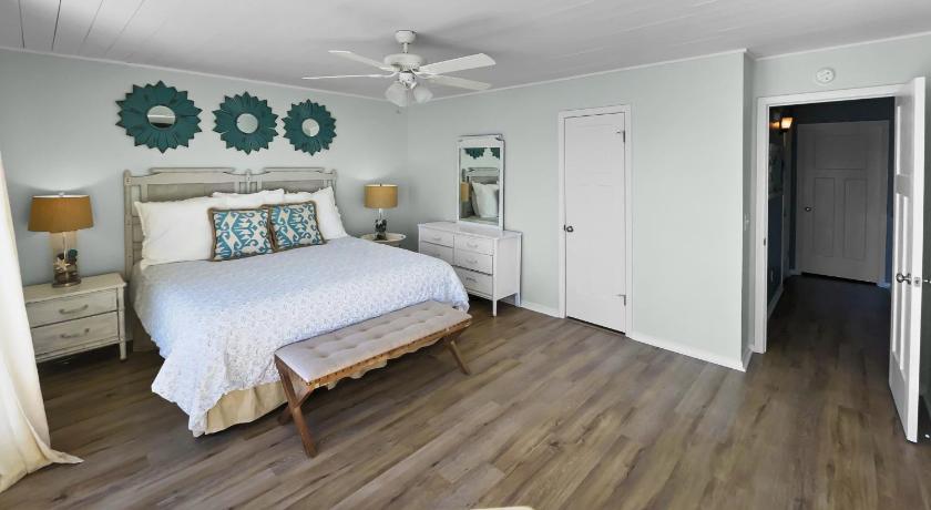 a bedroom with a white bed and white walls, On the Beach Townhouse in Inlet Beach (FL)