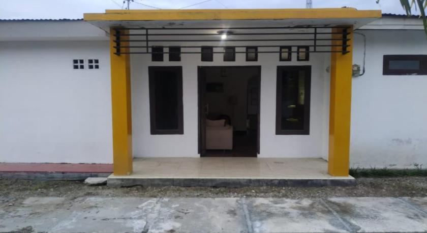 OYO 90699 Yellow White Guesthouse Palu