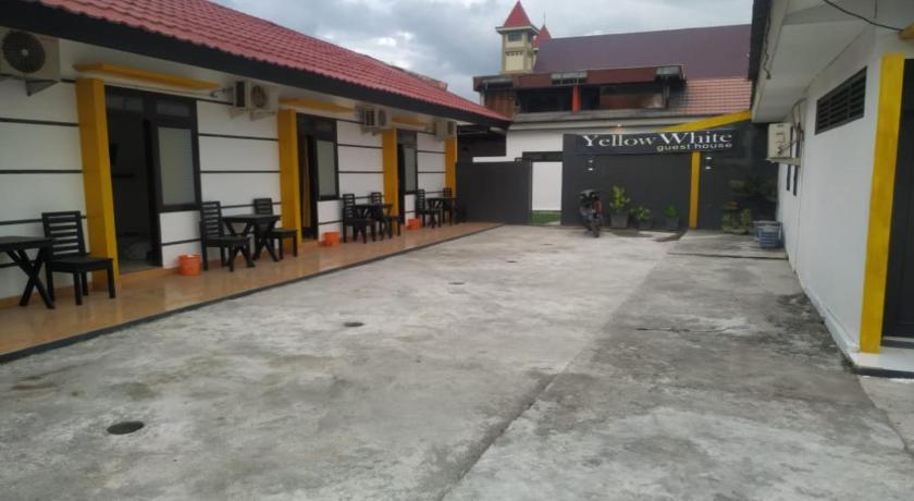 OYO 90699 Yellow White Guesthouse Palu