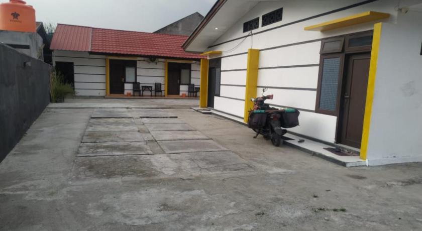 OYO 90699 Yellow White Guesthouse Palu