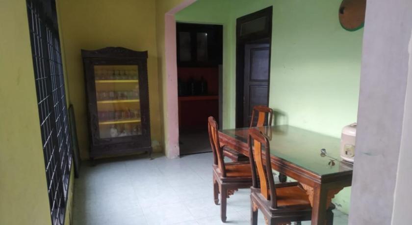 OYO 90699 Yellow White Guesthouse Palu