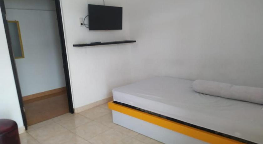 OYO 90699 Yellow White Guesthouse Palu