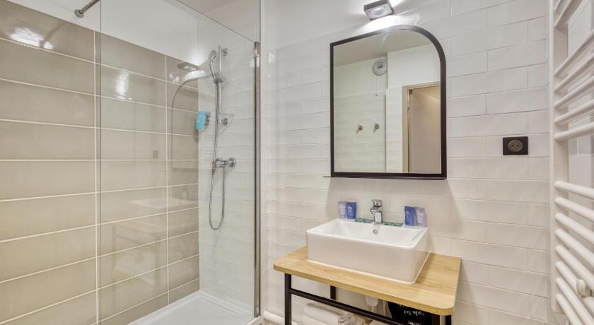 Bathroom, Appart'City Confort Paris Clichy - Mairie in Paris