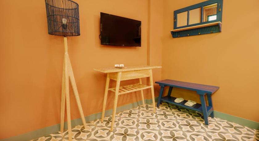 a living room with a blue wall and a blue chair, Por Aqui Stay & Dine in Yogyakarta