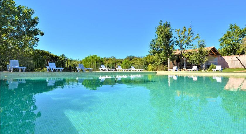 Awesome home in Mejannes le Clap with WiFi, 2 Bedrooms and Outdoor swimming pool — Hotel in Mejannes-le-Clap