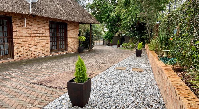 The Owls Thatch Guestcottage photo