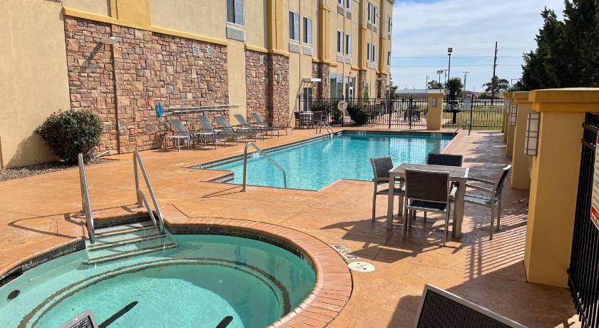 Elk City (OK) La Quinta Inn & Suites by Wyndham Elk City 2-Star Hotel pool