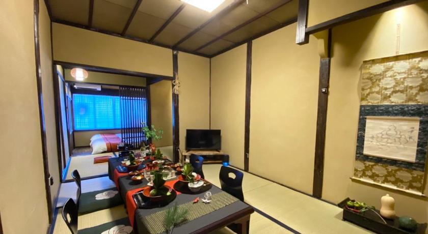 a room with a table and chairs and a window, Machiya Kikunoya in Nagoya