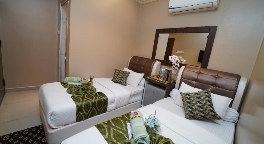 Image of Twin Room with Private Bathroom 1