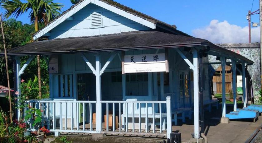 a train station with a train on the tracks, Mei er Mei Homestay in Yilan