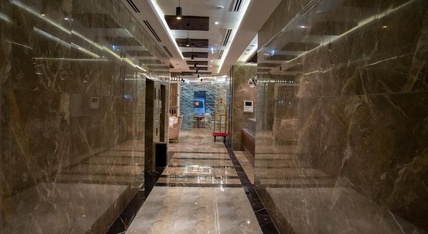 Garden City Hotel - image 13