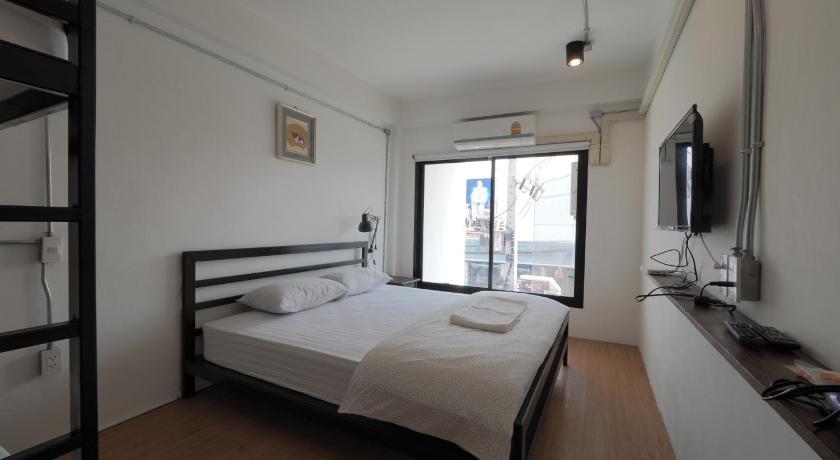 Image of Standard Twin Room with Shared Bathroom 0
