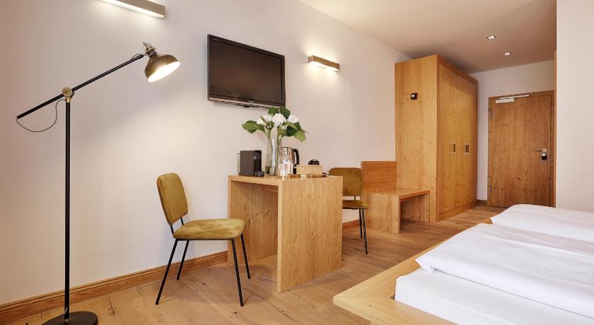 HOTEL WIENER BOTSCHAFT Veitshochheim - by homekeepers photo