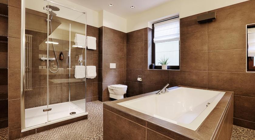 HOTEL WIENER BOTSCHAFT Veitshochheim - by homekeepers photo