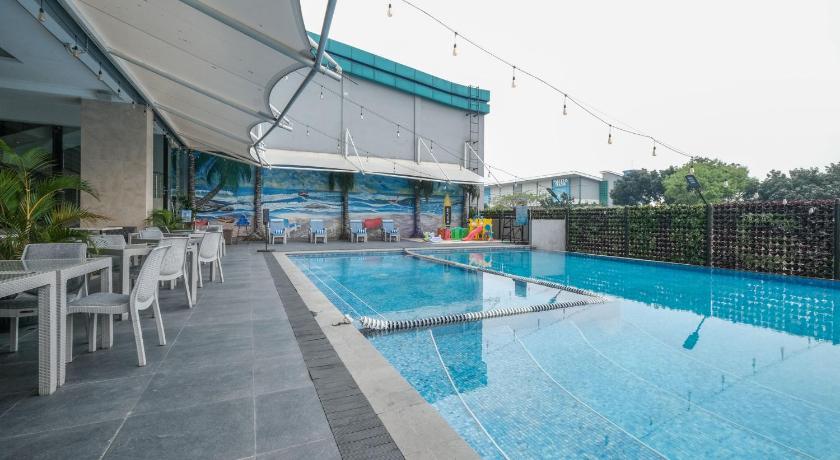 Swimming pool, Bigland Hotel Bogor in Bogor