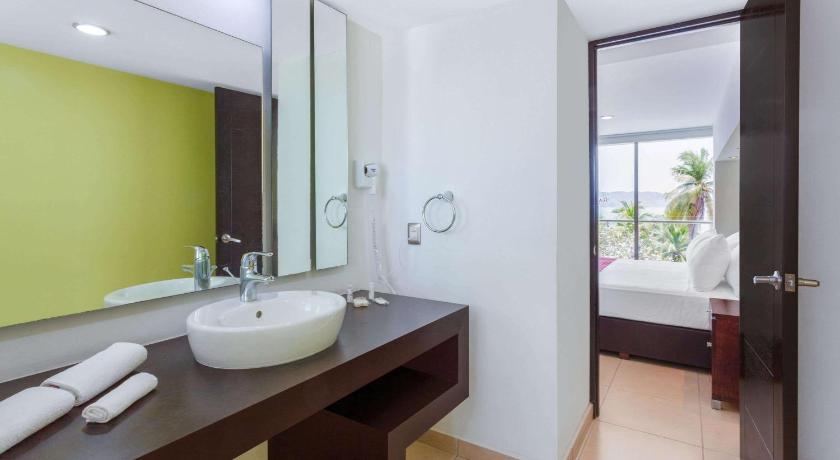 Ramada by Wyndham Acapulco Hotel & Suites