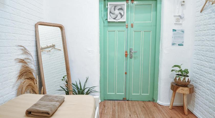 Foto Kamar Single dengan Kipas Angin dan Kamar Mandi Bersama (Single Room with Fan and Shared Bathroom) 6