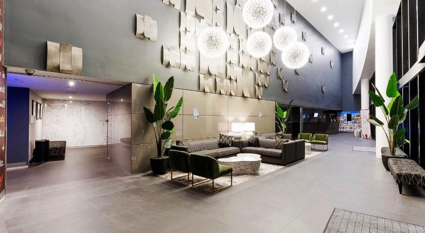 Circle On Cavill Luxury Apartment-Holiday Paradise - image 8