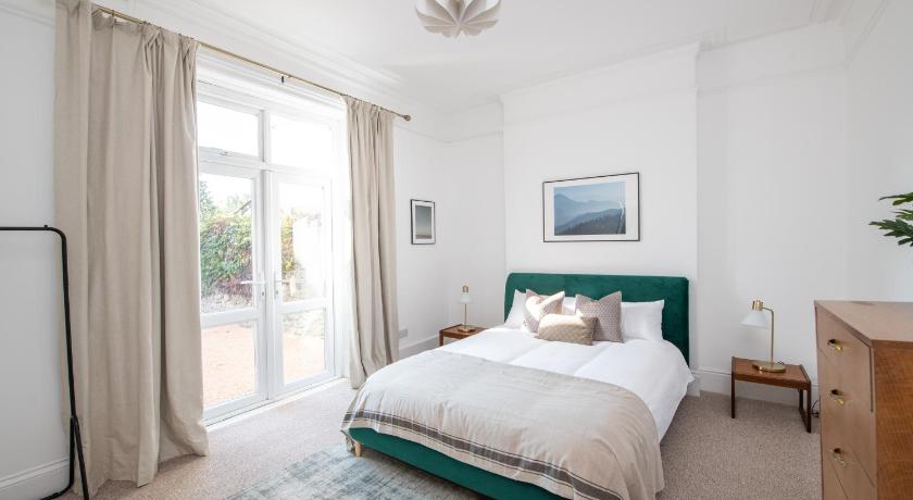 Stunning Apartment In Peaceful Central Neighbourhood, Free Private Parking photo