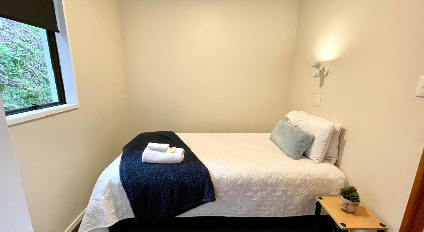 a bedroom with a bed and a desk, Sahara Guesthouse & Motels in Dunedin