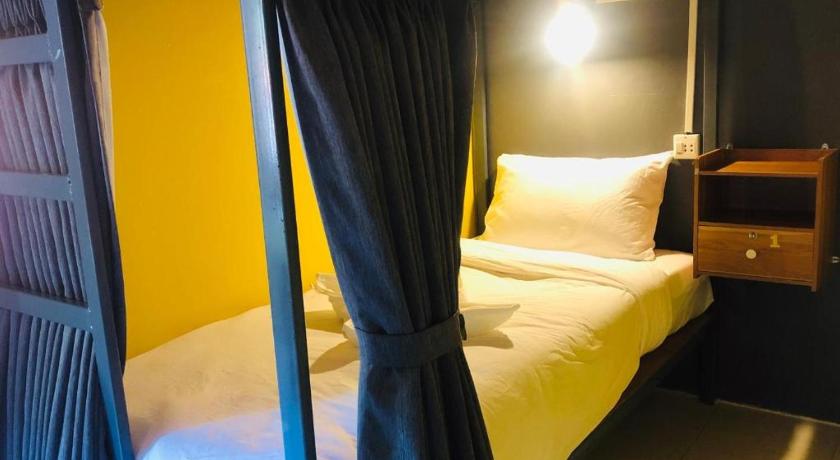 a bedroom with a bed and a window, Pond's Hostel in Ko Tao