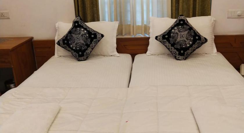 two beds in a hotel room, Hotel Sapphire Inn in Kochi
