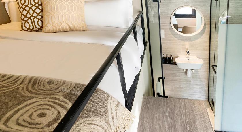 Image of Double Room with Window - 8 Hours Night Use Between 11:59 PM and 8:00 AM 7