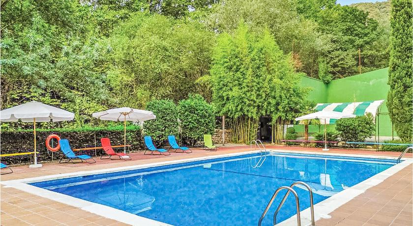 Beautiful apartment in Osor with 2 Bedrooms, WiFi and Outdoor swimming pool — Hotel in Les Mines d'Osor