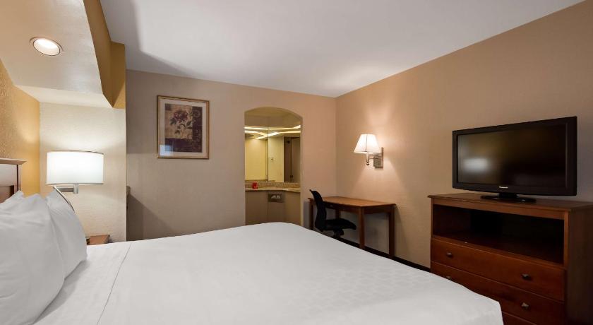 Sure Stay Hotel by Best Western East Brunswick Inn