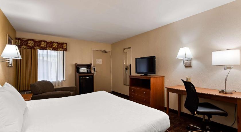 Sure Stay Hotel by Best Western East Brunswick Inn