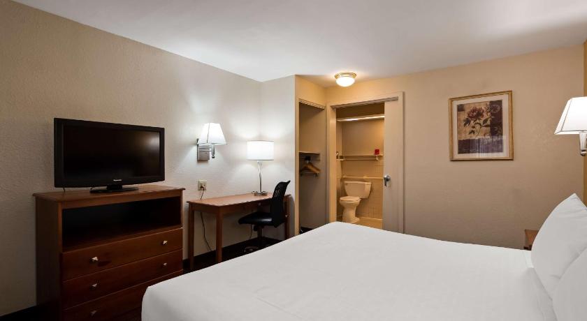 Sure Stay Hotel by Best Western East Brunswick Inn