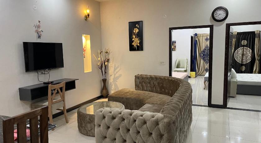 2 Bed New corner Apartment — Hotel in Lahore