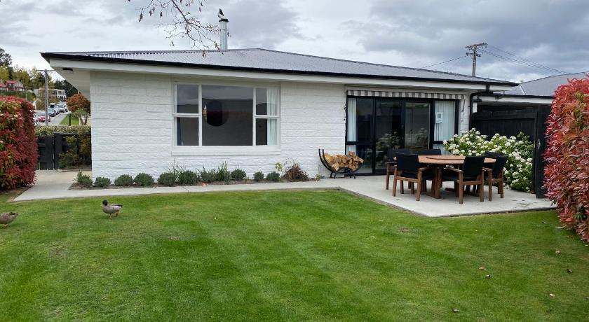 1- DELIGHTFULLY FRESH PRIVATE HOME CLOSE TO TOWN - image 5
