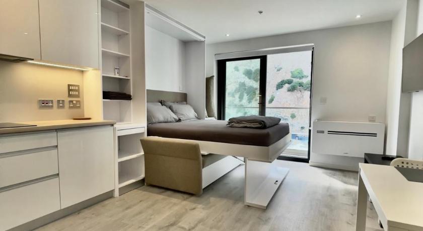 Studio with a balcony facing the rock near the beach and city centre — Hotel in Gibraltar