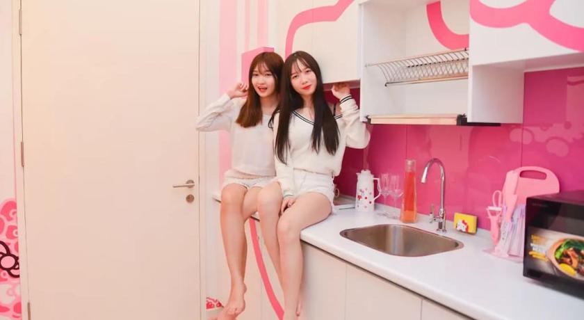 Play at HELLO KITTY Kawaii Fun House photo