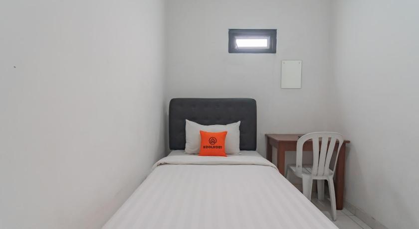 a bedroom with a bed and a desk, KoolKost near Alun Alun Kota Bandung 2 - Male Only in Bandung