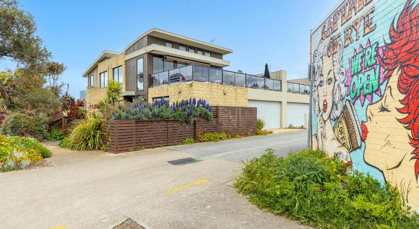 Seaside Luxury Accommodation in the Heart of Rye photo