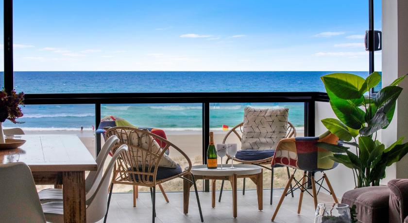 Absolutly Beachfront Surfers Paradise, Pure Shores! photo