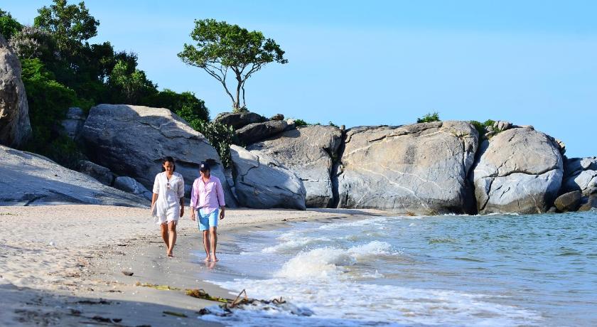 two people walking on a beach next to a body of water, Sanae Beach Huahin in Hua Hin / Cha-am
