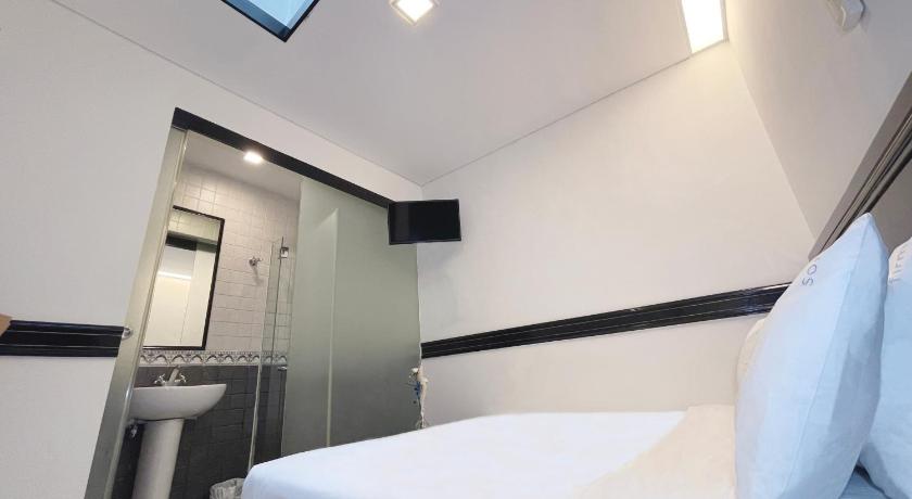 Image of Standard Double Room without Window 3